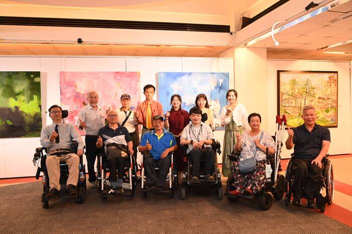 「韶光彩筆」油畫展暨贈畫儀式　駐校藝術家劉婷瑟捐作《鳥店三》典藏中正大學圖片