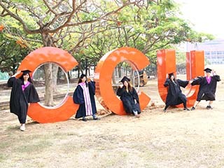中正大學新打卡景點CCU鎖牆啟用　鎖上祝福歡送畢業生