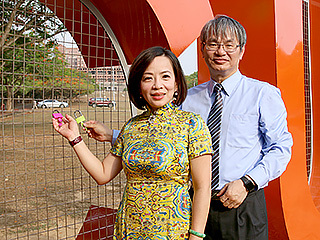 中正大學新打卡景點CCU鎖牆啟用　鎖上祝福歡送畢業生