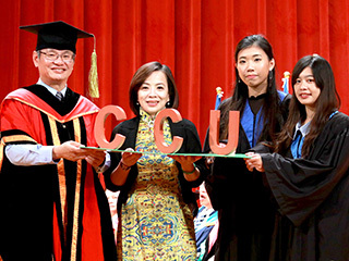 中正大學新打卡景點CCU鎖牆啟用　鎖上祝福歡送畢業生